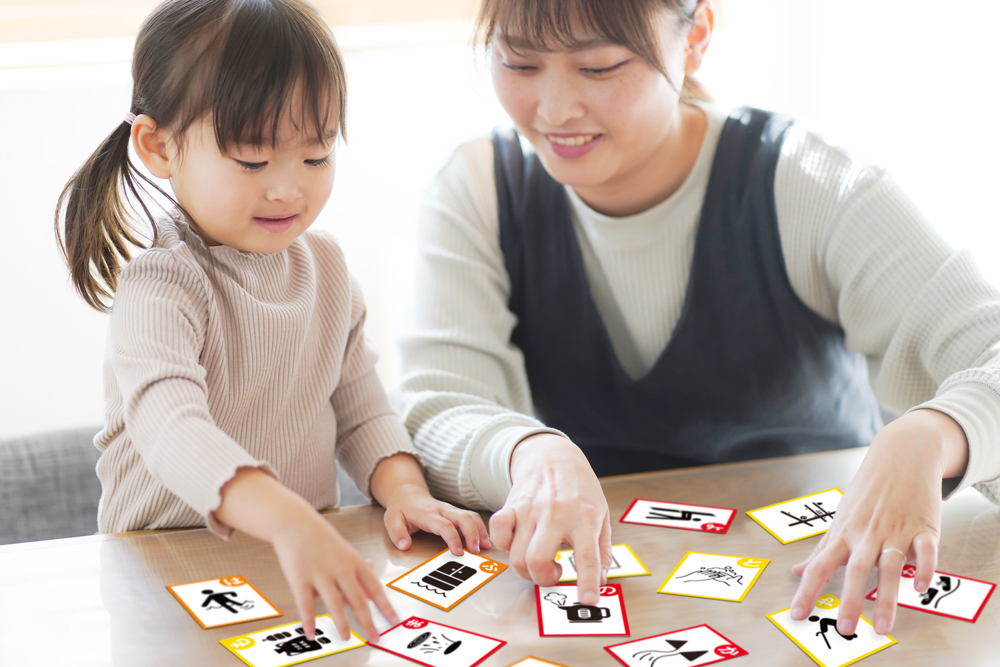 親子がもしものかるたで遊ぶ写真